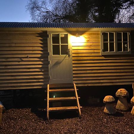 Chez Maurice Luxury Shepherds Hut With Bath And Hot Tub Kelling Buitenkant foto