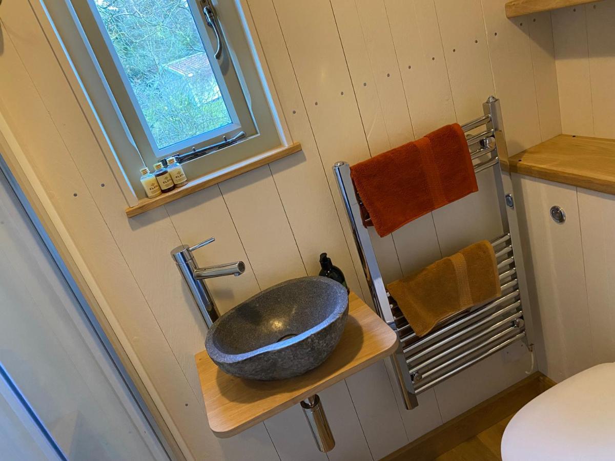 Chez Maurice Luxury Shepherds Hut With Bath And Hot Tub Kelling Buitenkant foto