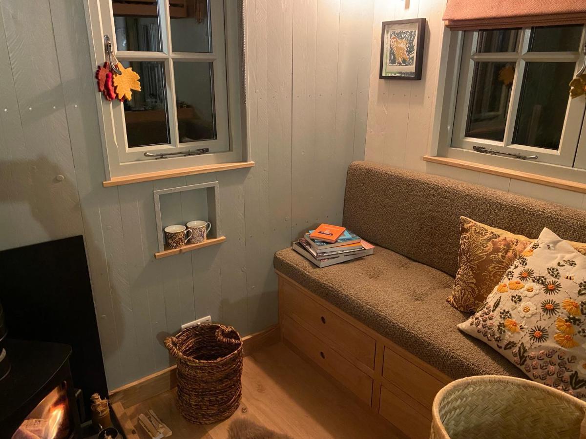 Chez Maurice Luxury Shepherds Hut With Bath And Hot Tub Kelling Buitenkant foto