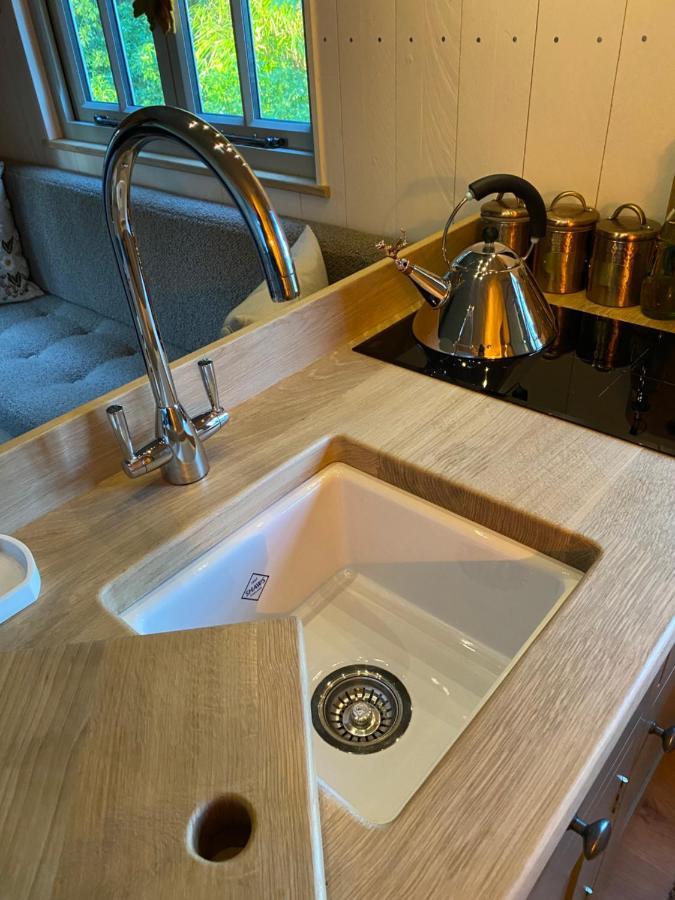 Chez Maurice Luxury Shepherds Hut With Bath And Hot Tub Kelling Buitenkant foto